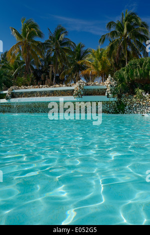 Palmen und Wasserfall am großen Außenpool im Urlaubsort Varadero auf Kuba Stockfoto
