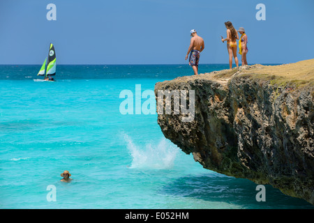 Touristen, die von Lavafelsen ins türkise Wasser in Varadero Matanzas Kuba Resort Atlantik springt Stockfoto