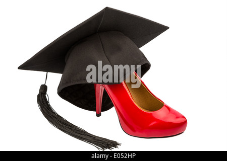 Eine rote Damen Schuh auf einen Doktorhut, symbolische Foto für Gleichberechtigung und Frauenpower Stockfoto