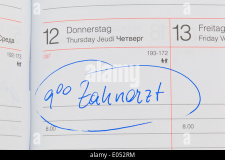 Ein Termin in einem Kalender eingetragen: Zahnarzt, Ein Termin ist in Einem Kalender Eingetragen: Zahnarzt Stockfoto