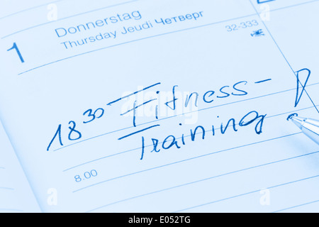 Ein Termin in einem Kalender eingetragen: Fitness-training, Ein Termin ist in Einem Kalender Eingetragen: Fitnesstraining Stockfoto