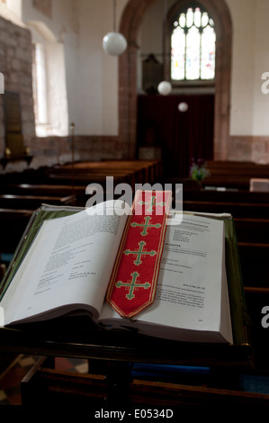 Die gemeinsame Anbetung Lektionar am Rednerpult, St. John the Baptist Church, Middleton, Warwickshire, England, UK Stockfoto