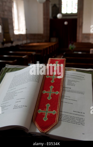 Die gemeinsame Anbetung Lektionar am Rednerpult, St. John the Baptist Church, Middleton, Warwickshire, England, UK Stockfoto