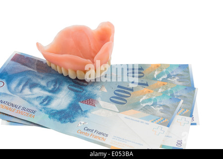 Satz von Zähnen und Schweizer Franken der symbolischen Foto für Prothesen, medizinische Kosten und Zuzahlung, Gebiss Und Schweizer F Stockfoto