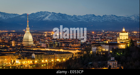 Turin (Torino), Nacht Panorama mit Mole Antonelliana und Alpen Stockfoto