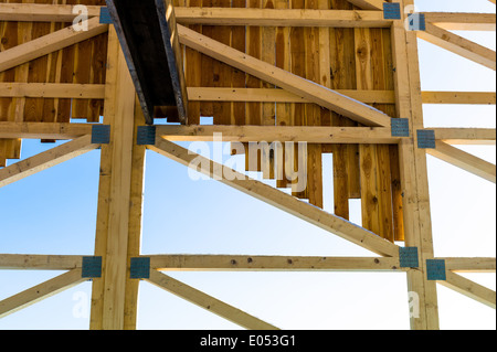 Dachkonstruktion von Holz, symbolische Foto für eigene Heimat, Bau ein Haus und Haus Finanzierung Stockfoto