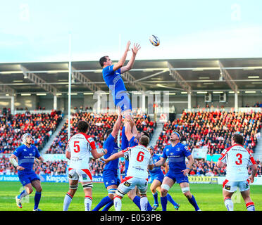 Belfast, Nordirland. 2. Mai 2014. Devin Toner (Leinster) sammelt den Lineout-Ball während des Spiels RaboDirect Pro12 zwischen Ulster und Leinster an Ravenhill. Bildnachweis: Aktion Plus Sport/Alamy Live-Nachrichten Stockfoto