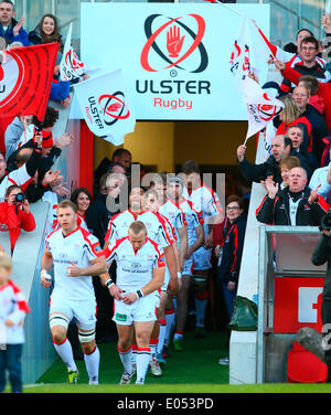 Belfast, Nordirland. 2. Mai 2014. Die Ulster-Team herauskommen, bevor die RaboDirect Pro12-match zwischen Ulster und Leinster an Ravenhill. Bildnachweis: Aktion Plus Sport/Alamy Live-Nachrichten Stockfoto