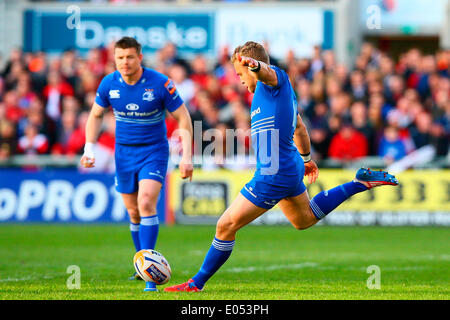 Belfast, Nordirland. 2. Mai 2014. Ian Madigan (Leinster) konvertiert einen Strafe Versuch während der RaboDirect Pro12-Partie zwischen Ulster und Leinster an Ravenhill. Bildnachweis: Aktion Plus Sport/Alamy Live-Nachrichten Stockfoto