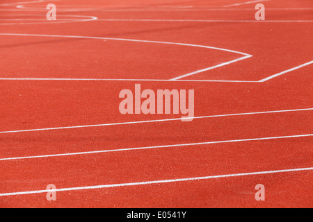 Rot mit weißen Markierungslinien Sportplatz Stockfoto