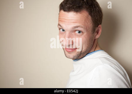 Lächelnder junge kaukasischen Mann in weißem t-shirt Stockfoto