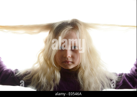 Stock Foto von einem 8-jährigen Mädchen schütteln ihre blonden Haare Stockfoto