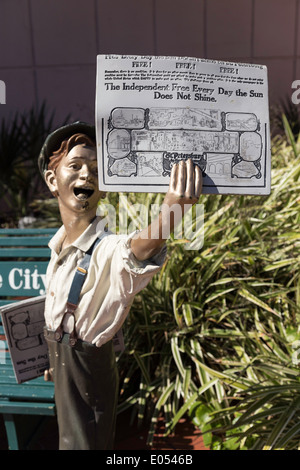 Vor dem Eingang, Zeitung junge Statue, Museum of History, St. Petersburg, FL, USA Stockfoto