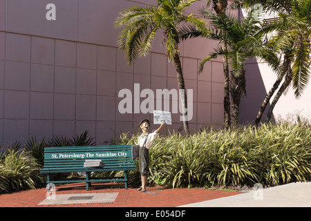 Vor dem Eingang, Zeitung junge Statue, Museum of History, St. Petersburg, FL, USA Stockfoto