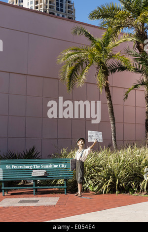 Vor dem Eingang, Zeitung junge Statue, Museum of History, St. Petersburg, FL, USA Stockfoto