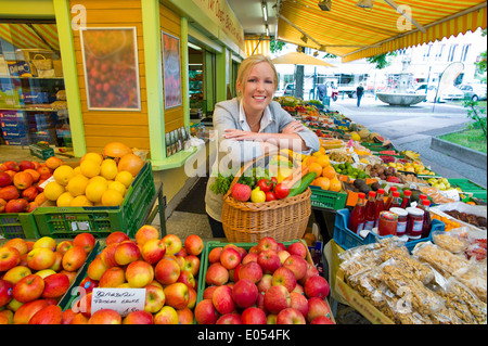 Eine junge Frau kauft Obst und Gemüse auf einem Wochenmarkt. Frische und gesunde Lebensmittel., Eine Junge Frau Kauft Obst Und Gemüse Auf e Stockfoto