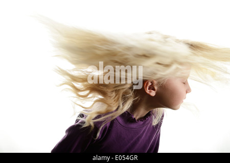 Stock Foto von einem 8-jährigen Mädchen schütteln ihre blonden Haare Stockfoto