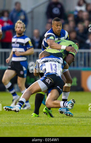 Bath, Großbritannien. 2. Mai 2014. Samu MANOA (Northampton Saints) von Jonathan JOSEPH (Bath Rugby) während der Aviva Premiership-Partie zwischen Bad und Northampton Saints am Spielgelände in Angriff genommen wird. Bildnachweis: Aktion Plus Sport/Alamy Live-Nachrichten Stockfoto