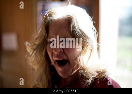 Stock Foto einer 40jährigen Frau Gähnen Stockfoto