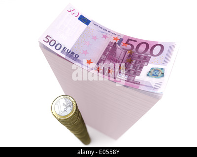 Stapel von Banknoten und Münzen des Euro auf isolierte weiß Stockfoto