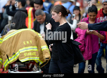 New York, USA. 2. Mai 2014. Ein Passagier geht nach 2. Mai 2014 aus einem entgleisten Zug im New Yorker Stadtteil Queens, evakuiert. Eine F-Zug lief einige 1.000 Passagiere und in Richtung Manhattan die Gleise in der Nähe der Station am Broadway und 65th Street in Woodside ca. 10:30 Freitag Morgen, mit 19 Verletzungen gemeldet. Bildnachweis: Wang Lei/Xinhua/Alamy Live-Nachrichten Stockfoto