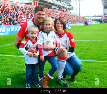 Belfast, Nordirland. 2. Mai 2014. Johann Müller (Kapitän Ulster) mit seiner Frau und Kinder vor der RaboDirect Pro12-match zwischen Ulster und Leinster an Ravenhill. Bildnachweis: Aktion Plus Sport/Alamy Live-Nachrichten Stockfoto