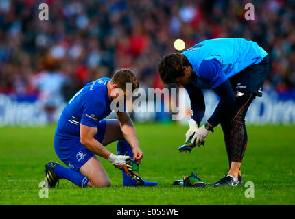 Belfast, Nordirland. 2. Mai 2014. Brian O'Driscoll (Leinster) ändert seine Stiefel während des RaboDirect Pro12-Spiels zwischen Ulster und Leinster an Ravenhill. Bildnachweis: Aktion Plus Sport/Alamy Live-Nachrichten Stockfoto