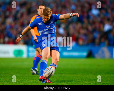 Belfast, Nordirland. 2. Mai 2014. Ian Madigan (Leinster) wandelt einen Elfmeter während des RaboDirect Pro12-Spiels zwischen Ulster und Leinster an Ravenhill. Bildnachweis: Aktion Plus Sport/Alamy Live-Nachrichten Stockfoto