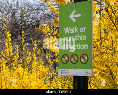 Stausee Stephanie und Fred Shuman Laufbahnschild, Central Park, NYC Stockfoto