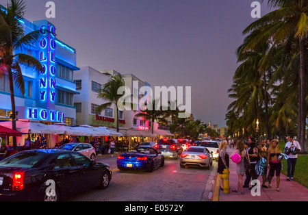 Ocean Drive bei Nacht mit Colony Hotel auf der linken Seite, South Beach, Miami Beach, Florida, USA Stockfoto