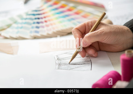 Modedesigner im Gange auf Schneider Tisch Stockfoto