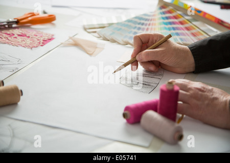 Modedesigner im Gange auf Schneider Tisch Stockfoto