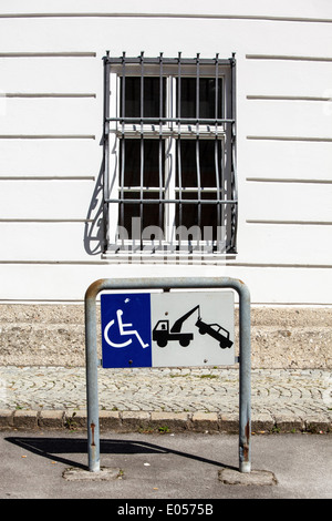 Tipp Board für Abschleppungen von falsch parkende Autos auf einem Parkplatz für Behinderte, Hinweistafel für Abschleppungen von f Stockfoto