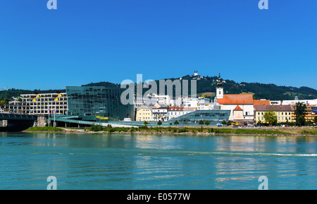 Die Landeshauptstadt Linz in Oberösterreich, Österreich. Rathaus, Museum der Electronica und Berg Poestling, sterben Baureferat sind Stockfoto