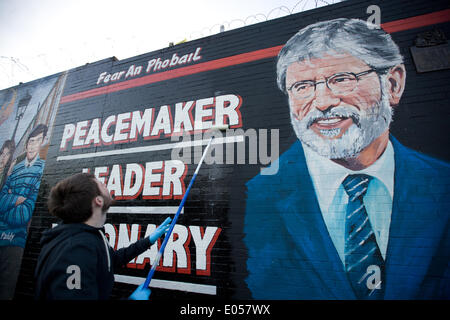 Belfast, Nordirland, Vereinigtes Königreich. 2. Mai 2014. Ein neues Wandbild von Sinn Fein Präsident Gerry Adams ist lackiert in West Belfast Credit: Bonzo/Alamy Live News Stockfoto