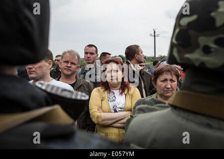 Slaviansk, Donezk, Ukraine. 2. Mai 2014. Der ukrainischen Armee und der Nationalgarde, die Sperrung der Straße, wo einst war ein Prüfpunkt der prorussischen in der Nähe von Slaviansk Credit: Sandro Maddalena/NurPhoto/ZUMAPRESS.com/Alamy Live News Stockfoto