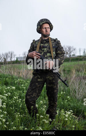 Slaviansk, Donezk, Ukraine. 2. Mai 2014. Der ukrainischen Armee und der Nationalgarde, die Sperrung der Straße, wo einst war ein Prüfpunkt der prorussischen in der Nähe von Slaviansk Credit: Sandro Maddalena/NurPhoto/ZUMAPRESS.com/Alamy Live News Stockfoto