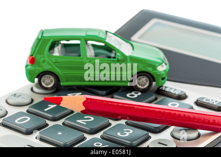 Ein Auto und einen roten Stift liegt auf einem Taschenrechner. Kosten für Benzin, Abnutzung und Qualitätssicherung. Autocosts sind durch Pendeln nicht zufrieden. Stockfoto