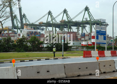 Container auf die Docks, Hafen von Singapur, Singapur Stockfoto