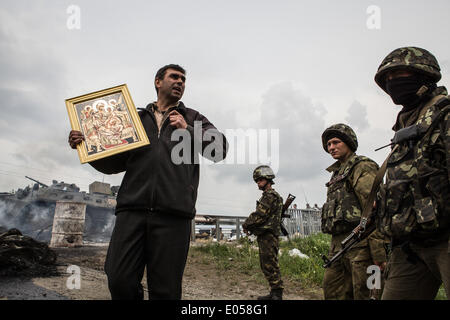 Slaviansk, Donezk, Ukraine. 2. Mai 2014. Der ukrainischen Armee und der Nationalgarde, die Sperrung der Straße, wo einst war ein Prüfpunkt der prorussischen in der Nähe von Slaviansk Credit: Sandro Maddalena/NurPhoto/ZUMAPRESS.com/Alamy Live News Stockfoto