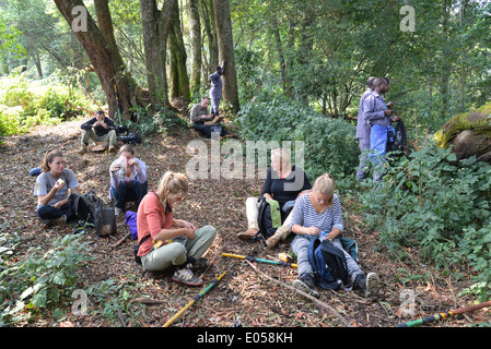 eine Gruppe von Touristen gehen für eine Wanderung um den Gorilla im Bwindi Nationalpark, Uganda finden Stockfoto