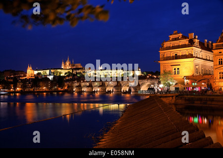 Prag, Karl Brücke, Pragerburg Hradschin und Moldawien. Nacht der Eintritt der Karlsbruecke, Prag, Prag, Prager Burg Hradschi Stockfoto