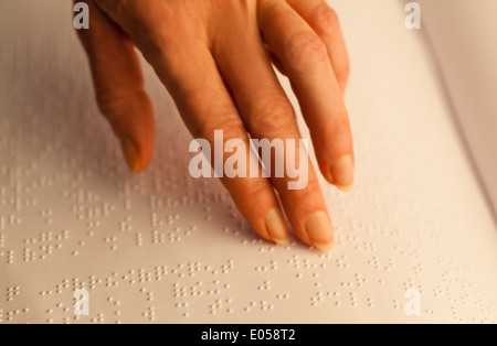 Finger und Braille-Schrift. Blinde Menschen lesen ein Buch in Blindenschrift, Finger Und Blindenschrift. Blinde Lesen Ein Buch in Blindenschrift. Stockfoto