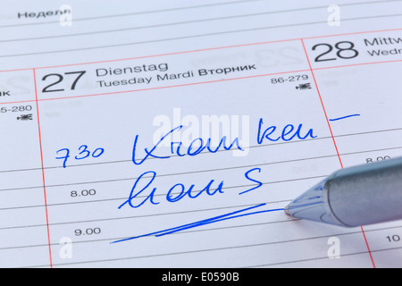 Ein Termin in einem Kalender eingetragen: Krankenhaus, Ein Termin ist in Einem Kalender Eingetragen: Krankenhaus Stockfoto