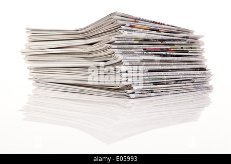 Alte Zeitungen und Zeitschriften auf einem Haufen, Alte Zeitungen Und Zeitschriften Auf Einem Stapel Stockfoto