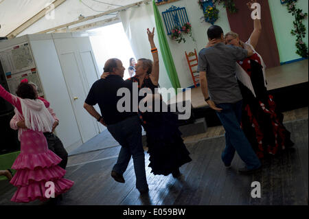 Barcelona, Spanien 2. April 2014. Paare tanzen Sevillanas (typisch andalusischen Tanz) auf dem Gelände des Forums Barcelona wo La Feria de Abril stattfindet. La Feria de Abril ist ein traditionelles und Folklorica fair von andalusischen Gemeinschaft gefeiert in Katalonien gegründet. Bildnachweis: Jordi Boixareu/Alamy Live-Nachrichten Stockfoto