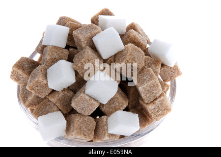 Weißer und brauner Zucker. Schädigende Lebensmittel mit Kohlenhydraten, Weisser Und Brauner Zucker. Ungesunde Ernaehrung Mit Kohlehydraten Stockfoto