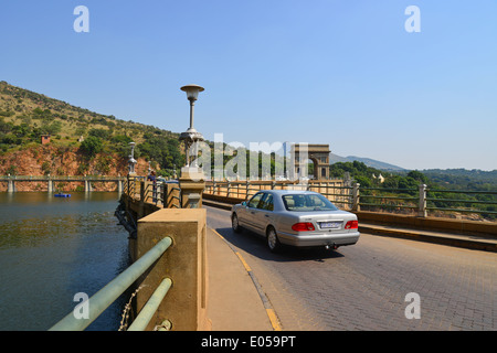 Straße über Hartbeespoort Dam, Hartbeespoort, North West Province, Südafrika Stockfoto