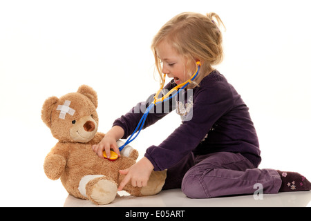 Kind mit Stethoskop als Arzt. Kinderarzt untersucht Patienten, freundlich Mit Stethoskop als Arzt. Kinderarzt Untersucht geduldiges Stockfoto