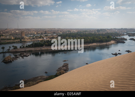 Nil, die Kitchener-insel, Elephantine (hinten) und Assuan sichtbar von der West Bank, Oberägypten Stockfoto